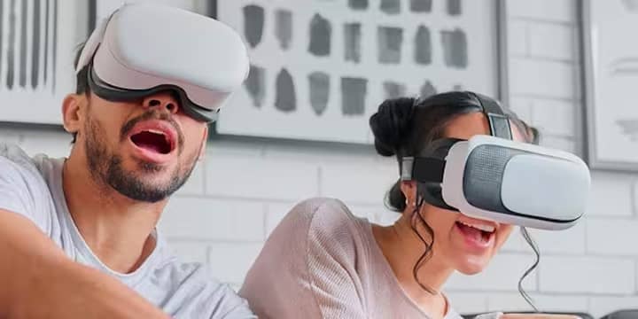 jouer avec un casque de réalité virtuelle