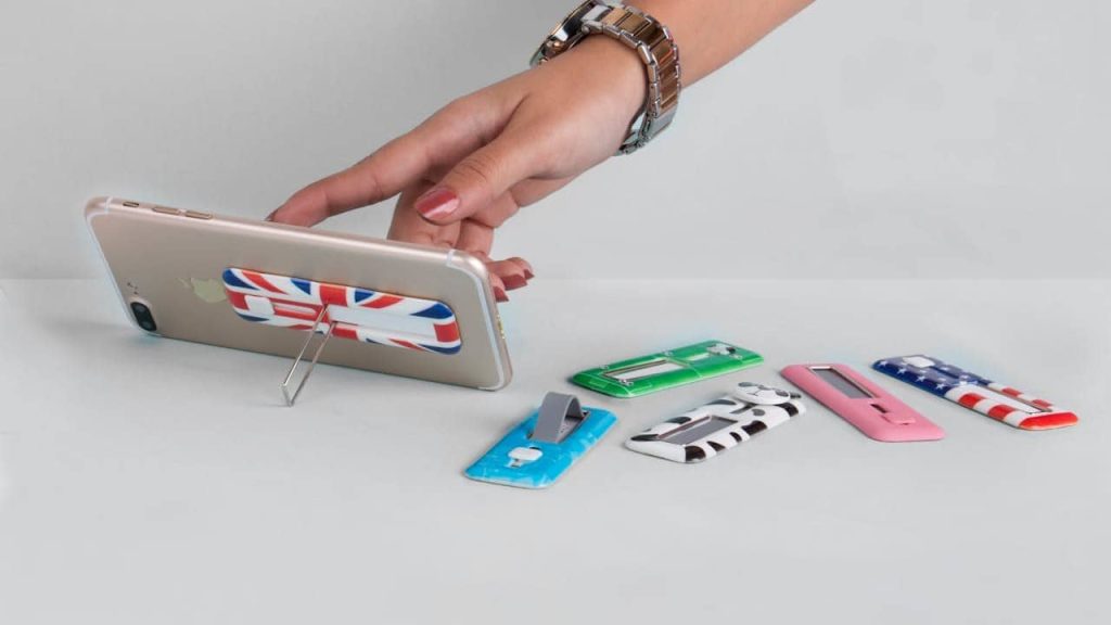 Quel support choisir pour son smartphone ou sa tablette ? Notre guide ! support-smartphone-pour-regarder-vidéo (1)