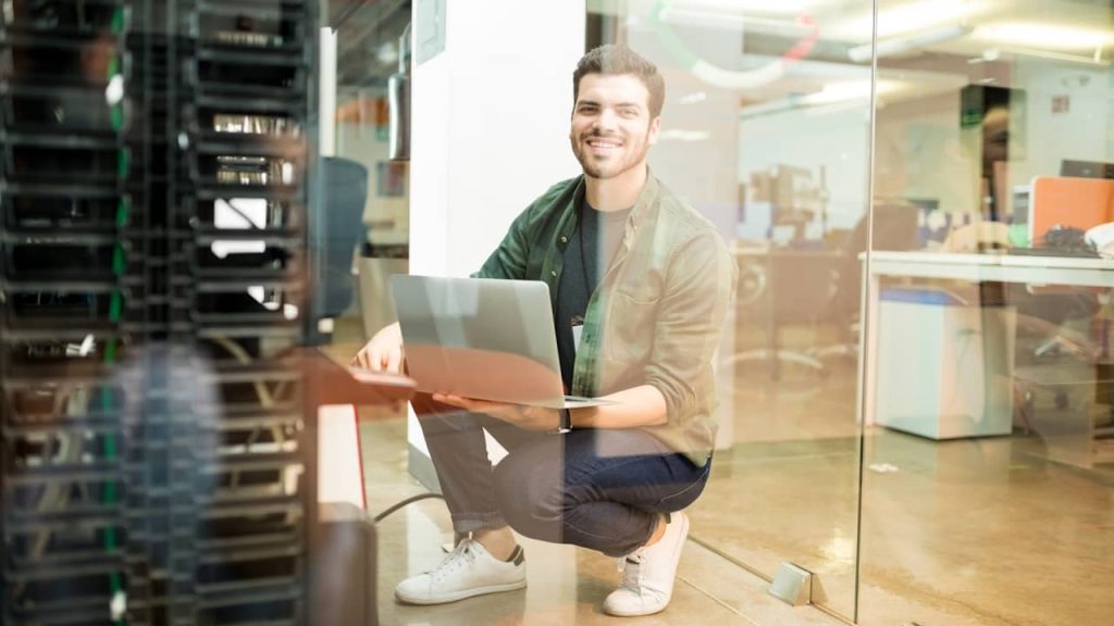 data center homme souriant