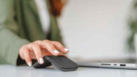 Mobi Fold : Logitech réinvente la souris avec un design pliable Logitech Mobi Fold_Press_Release